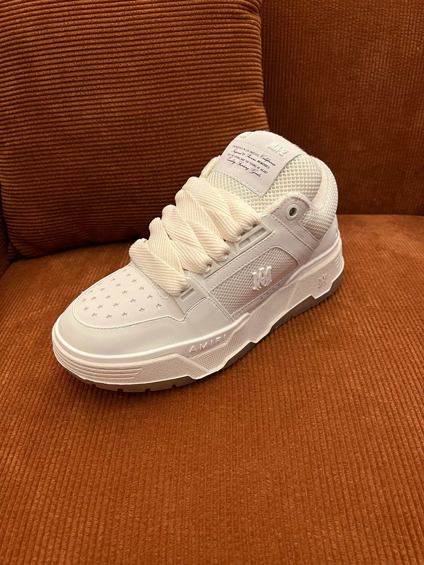 p620💰Men's shoes Amiri Emile's 2023 spring and summer new MA-1 bread shoes, couple models, casual sports shoes, sneakers Amiri gave up the rock punk style in the new season and used a large number of unsaturated colors, Morandi tones, whether you see or wear them, it will make people very happy. The large tongue of the bread shoes continues, shortens the length of the shoe body, thickens the midsole, and the toe part is more rounded. Amiri's brand letters and MA logo appear on the side of the shoe. Fabric: Original customized imported first-layer cowhide + mesh. Lining: Original customized breathable towel lining. Outsole. Foam combination material. Bottom thickness: 4CM. Size: Men's 39-45